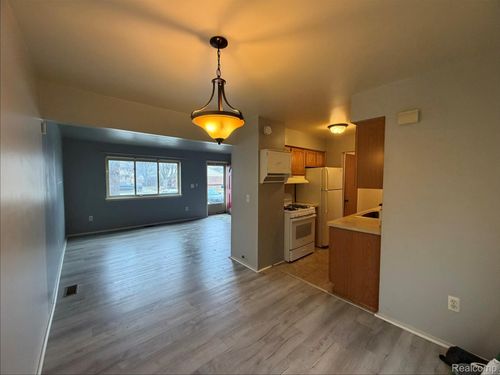 9690 Cornell St, Taylor, MI, 48180-3428 | Card Image