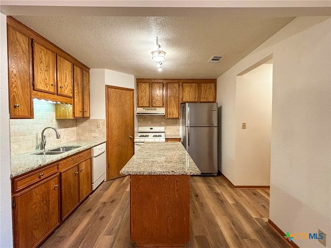 APT-28 - 101 Maplewood Dr, Condo with 3 bedrooms, 2 bathrooms and null parking in Victoria TX | Image 4