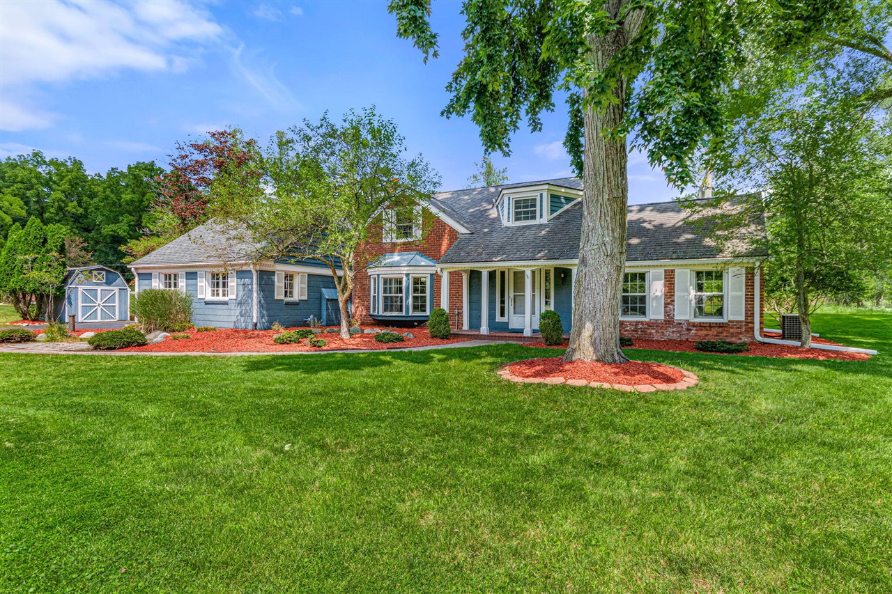 Chantilly Ct, Farmington Hills, MI 48335
