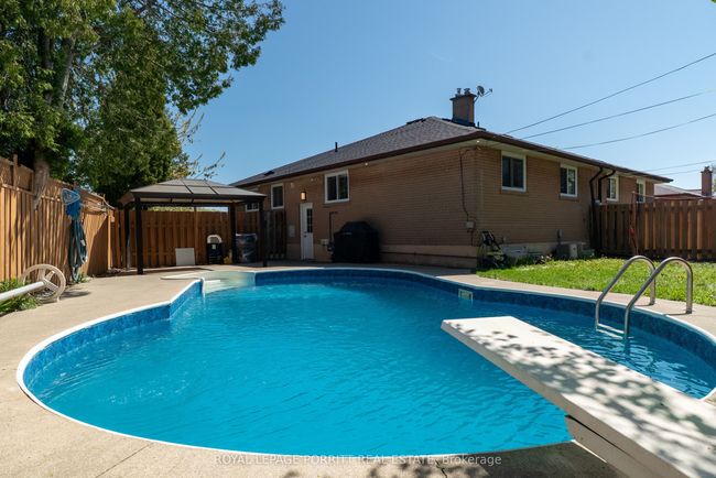 14 Albion Cres, House attached with 5 bedrooms, 3 bathrooms and 4 parking in Brampton ON | Image 38