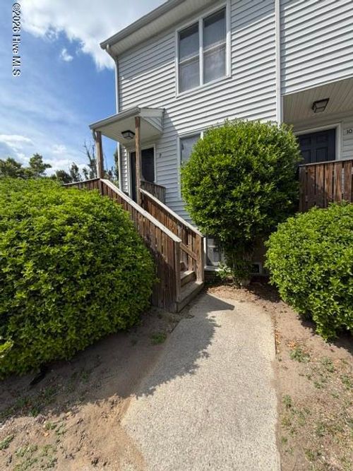 209 Beech St, Greenville, NC, 27858-1744 | Card Image