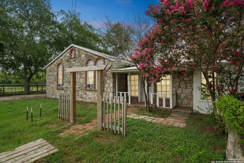 897 Zig Zag Ave, Devine, TX, 78016-2283 | Card Image