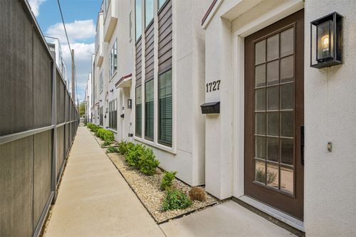 1727 Novela Way, Dallas, TX, 75215-1334 | Card Image
