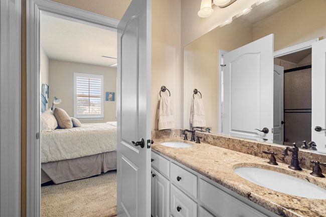 Jack and Jill bathroom upstairs | Image 27