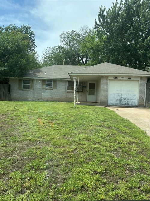 3905 Parkwoods Ln, Midwest City, OK, 73110-7435 | Card Image