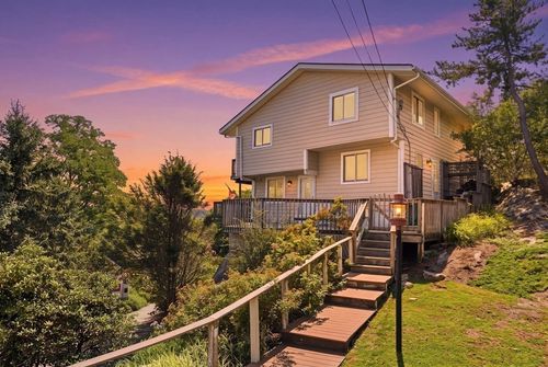 2 Dune Cir, Gloucester, MA, 01930-1469 | Card Image