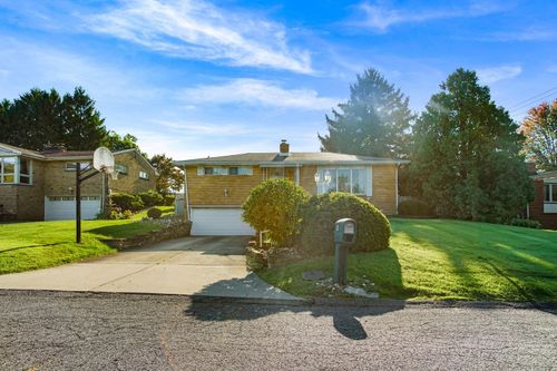 211 Halsey Dr, McKeesport, PA, 15132-7511 | Card Image