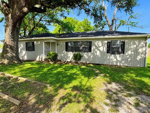 819 W Kyle Rd, Clute, TX, 77531-3725 | Card Image