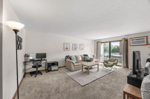 212-4 Pine Tree Dr, Arden Hills, MN, 55112-3777 | Card Image