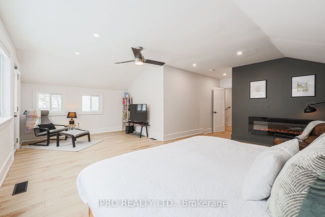 19051 Centre St, House other with 4 bedrooms, 2 bathrooms and 8 parking in Mount Albert ON | Image 16