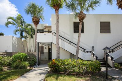 702 - 702 Oakview Drive, Condo with 2 bedrooms, 2 bathrooms and null parking in Bradenton FL | Image 1