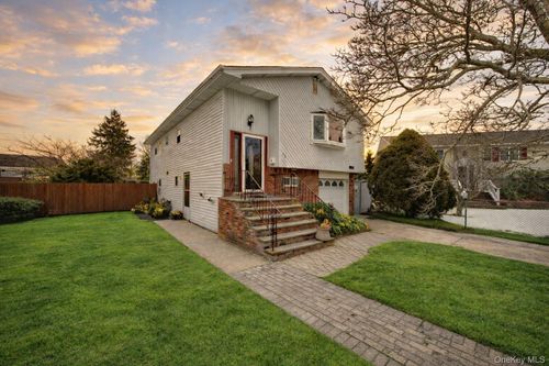 15 Snapper Ct, Lindenhurst, NY, 11757-5733 | Card Image