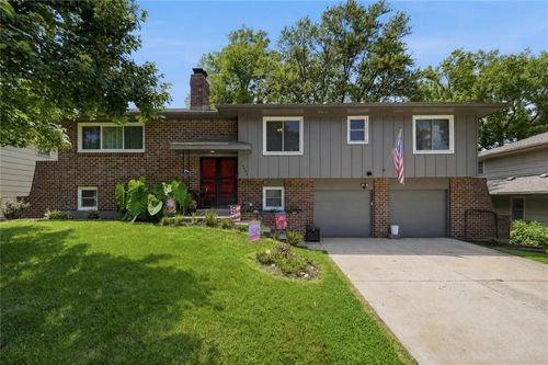 10404 Wyandotte St, Kansas City, MO, 64114-4735 | Card Image