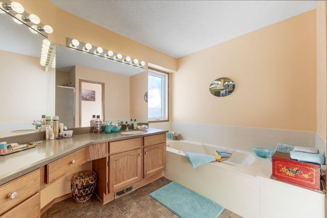 19 Sunrise Way, Home with 3 bedrooms, 3 bathrooms and 4 parking in Priddis Greens AB | Image 33