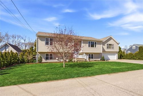 37 Pleasant Ave, Narragansett, RI, 02882-3214 | Card Image