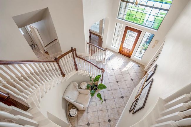The best way to describe this house is spacious, light and airy. Here you can appreciate the cathedral ceilings in the entry and the light that reflects into the foyer. | Image 25