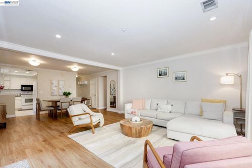 a-2627 Oak Rd, Walnut Creek, CA, 94597-7842 | Card Image