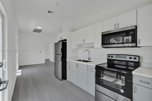 8-1567 Nw 1st St, MIAMI, FL, 33125-5504 | Card Image