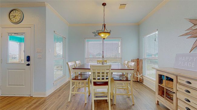 Alternative view of the dining room. | Image 15