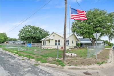 811 E Clare Street, House other with 3 bedrooms, 3 bathrooms and null parking in Beeville TX | Image 2