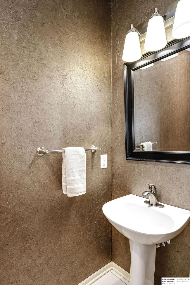 5801 S 119 Th Plz, House other with 3 bedrooms, 3 bathrooms and 2 parking in Omaha NE | Image 16