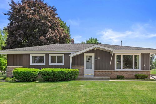 221 W Lilac Ln, Grafton, WI, 53024-2247 | Card Image