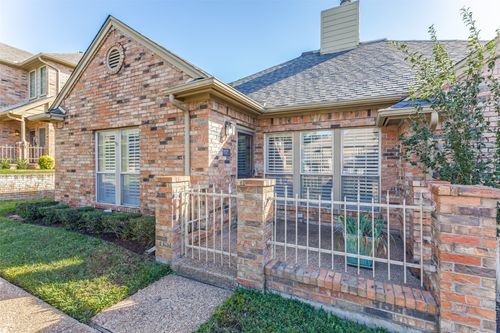 1218 Wooded Trl, Hurst, TX, 76053-3702 | Card Image