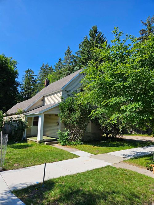 905 7th St, Traverse City, MI, 49684-2440 | Card Image