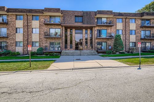 apt-104-8901 S Roberts Rd, Hickory Hills, IL, 60457-1558 | Card Image
