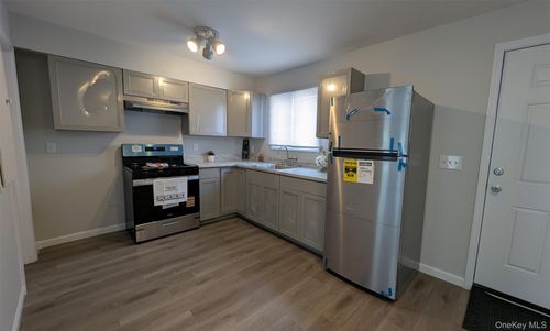 9 Park Ave, Newburgh, NY, 12550-3708 | Card Image