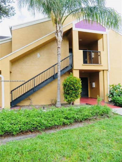 205 - 164 Sw 83rd Way, Condo with 2 bedrooms, 1 bathrooms and null parking in Pembroke Pines FL | Image 2