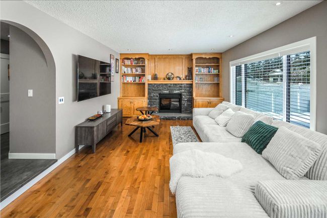 315 Hawkstone Close Nw, Home with 5 bedrooms, 3 bathrooms and 6 parking in Calgary AB | Image 12