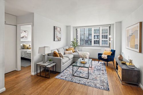 18b-2025 Broadway, New York, NY, 10023-5019 | Card Image