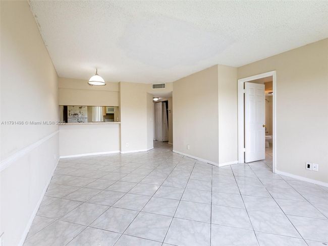I - 10106 Twin Lakes Dr, Condo with 2 bedrooms, 2 bathrooms and null parking in Coral Springs FL | Image 6
