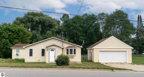 358 N Corning St, Farwell, MI, 48622-9311 | Card Image