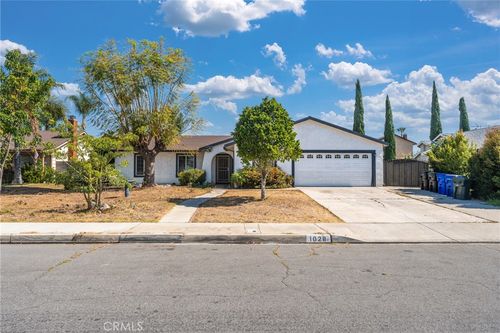1028 W Woodcrest St, Bloomington, CA, 92316-1589 | Card Image