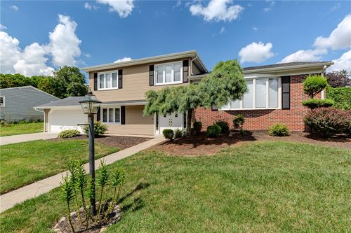8 Sturbridge Ave, Greenville, RI, 02828-2512 | Card Image