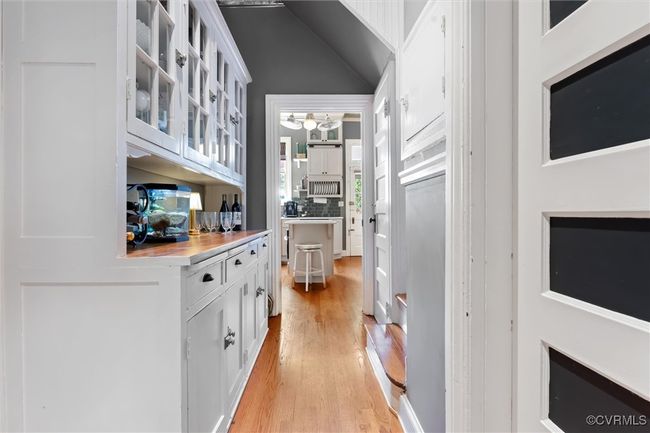 Hallway to Kitchen, Pantry doort to the right | Image 16