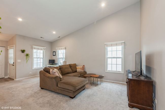 1073 Oswego Rd, Home with 2 bedrooms, 1 bathrooms and null parking in Naperville IL | Image 4