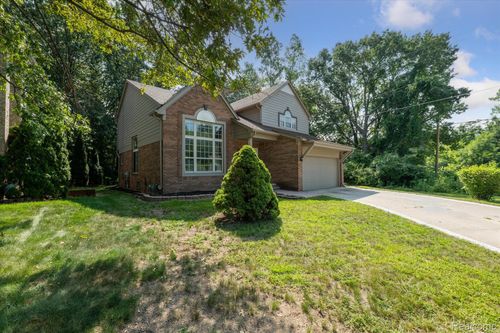 8802 Parkside Dr, Livonia, MI, 48150-3677 | Card Image