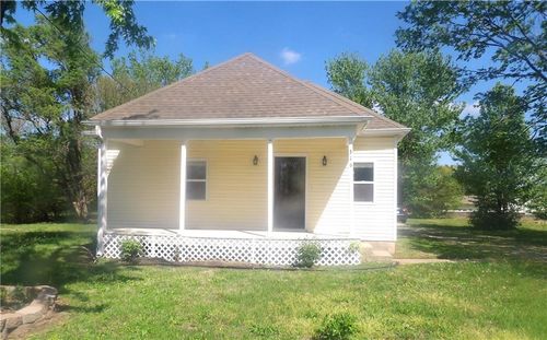 316 N Hickory St, Garnett, KS, 66032-1811 | Card Image