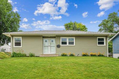2833 Magnolia Dr, Bettendorf, IA, 52722-2926 | Card Image