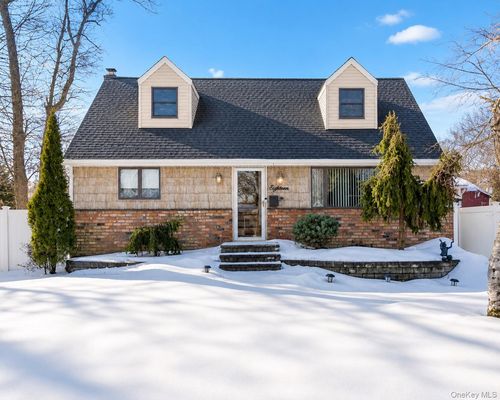 18 Yale St, Islip, NY, 11751-2117 | Card Image