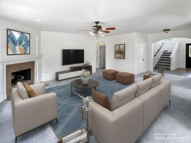 Large open living area | Image 9