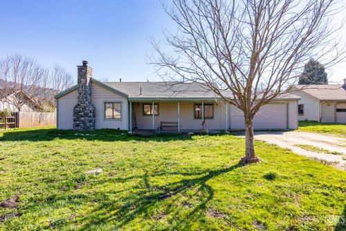 30040 Jamaica Dunes Dr, Tehachapi, CA, 93561-7427 | Card Image