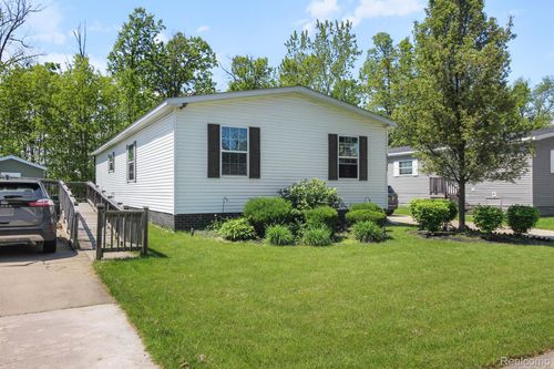 29878 Meadow Ln, Gibraltar, MI, 48173-1255 | Card Image