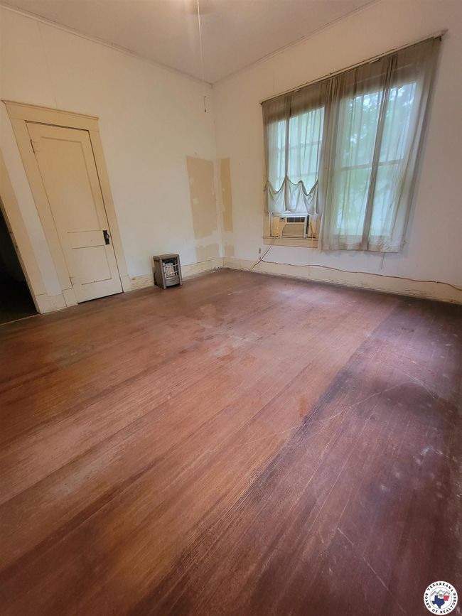 607 N Walnut St, House other with 2 bedrooms, 1 bathrooms and null parking in Clarksville TX | Image 5