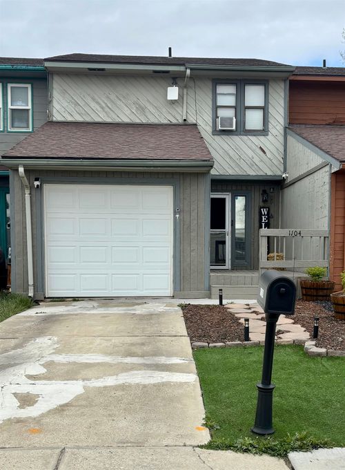 1104 Leal St, Douglas, WY, 82633-2327 | Card Image