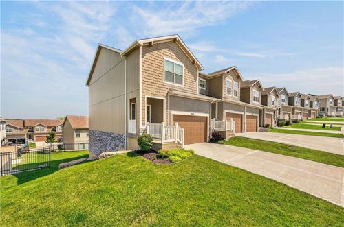 7401 Aaron St, Parkville, MO, 64152-8769 | Card Image