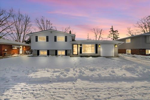 33027 Meadowlark St, Farmington, MI, 48336-5068 | Card Image